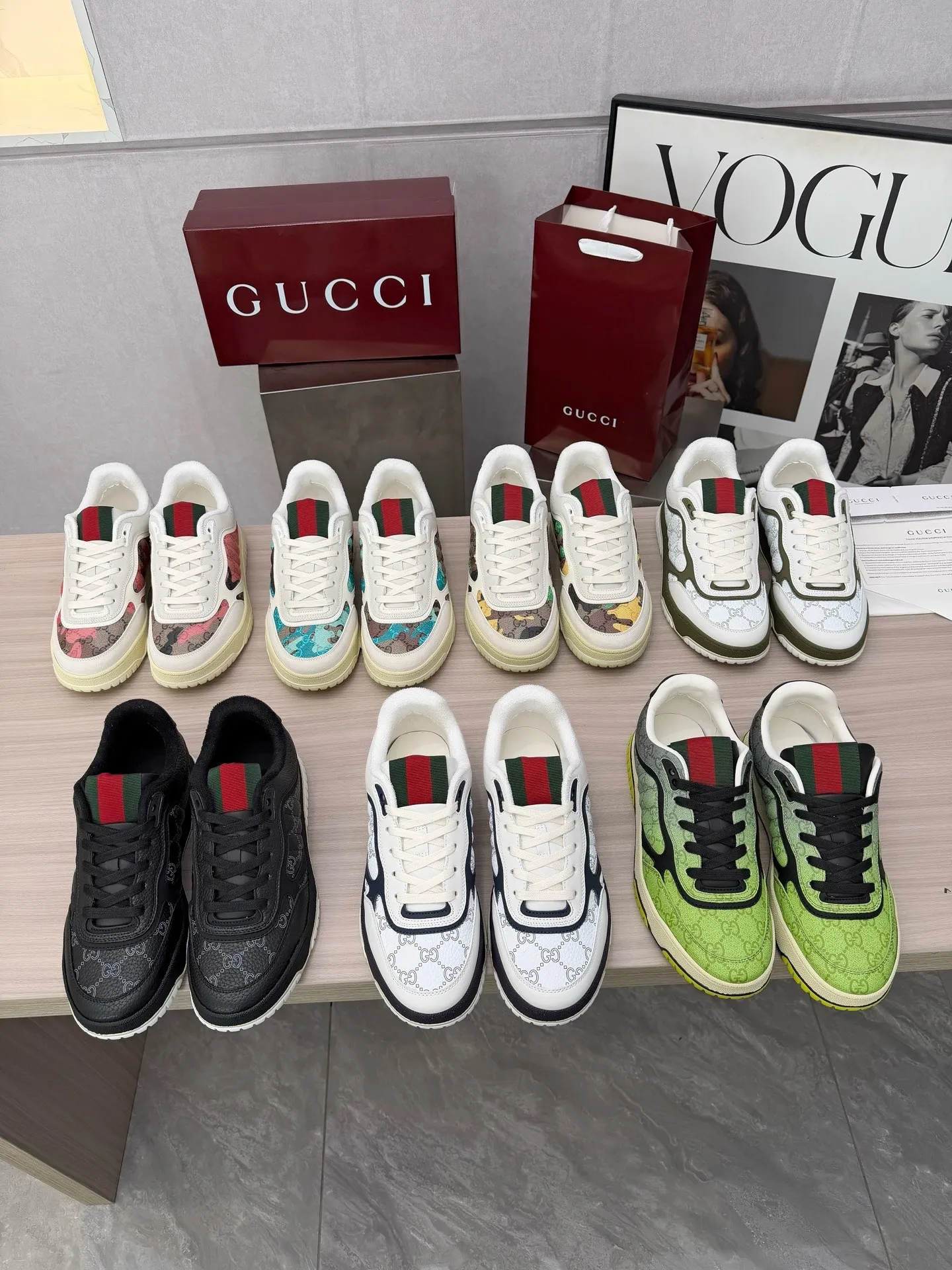 [G Home] P: 600💰 Couple size: Female 35-40. Male 39-44 (45 custom-made) 🆕2025.GUCC Gucci original order quality The latest popular high and low top aged couple sneakers series shipped original purchase development and production, this high and low top sneakers adopt a basketball-style silhouette design, cleverly integrated with hollow panels and distressed effects, showing unique ingenuity. The ingenuity incorporates brand logo details such as interlocking Double G styling accessories and Gucci lettering, a low-key tribute to the brand's design heritage. Exquisite packaging at the delivery counter 🛍📦 ▪️ Fabric: Original customized imported first-layer cowhide ▪️ Inner lining: Imported first-layer cowhide ▪️ Sole: Original molded two-color TPU sole ▪️ Sole thickness: 3cm
